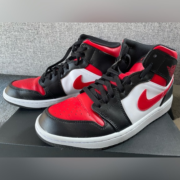 Men’s Nike Air Jordan 1 Mid White Black Red Size 9US - Picture 2 of 8